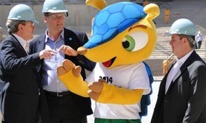 Representante da Fifa visita obras de reforma do Mineirão em BH