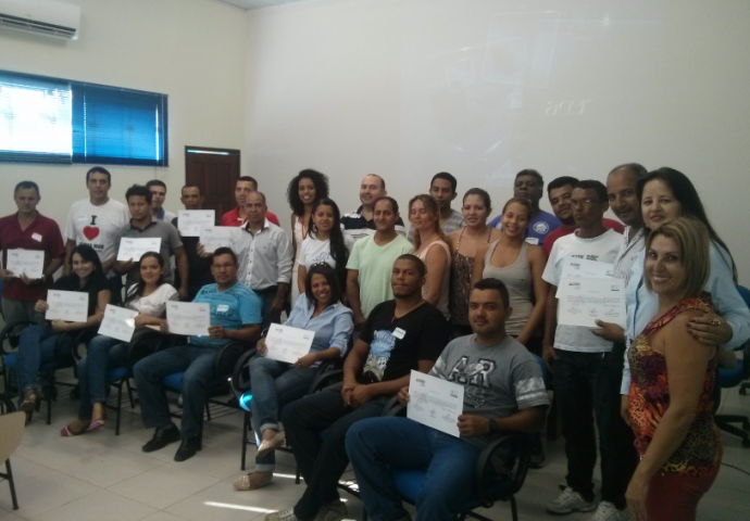 Participantes recebem Certificados ao final do dia.