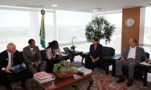 Jogador Tinga e árbitro Marcio Chagas conversam com Dilma sobre racismo.