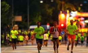 Práticas esportivas à noite são opções para fugir do calor.