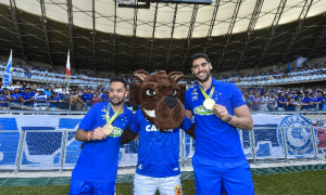 Cruzeiro homenageia campeões olímpicos Evandro e Willian