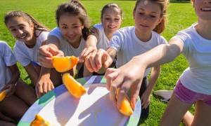 Alimentação e malhação: saiba o que você deve comer durante e após o treino