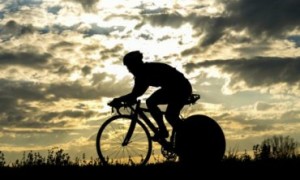 Sente dor nas costas ao pedalar? Saiba como previnir e tratar
