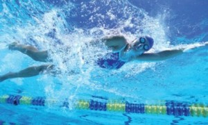 Para nadadores: aprenda a ganhar condicionamento na piscina