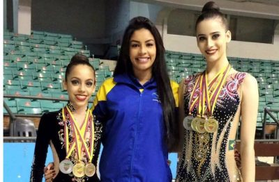 Maria Clara Figueiredo e Eduarda Braga acompanhadas da treinadora Gisele Fraga/ Divulgação Espaço Cultural GRM