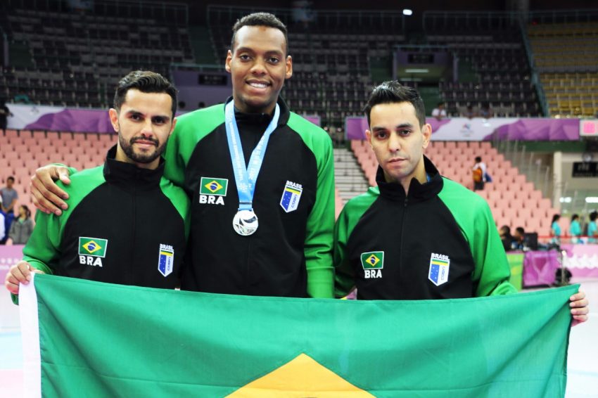 Maicon Andrade e os técnicos Reginaldo dos Santos e Clayton dos Santos. Foto: CBDU/Fellipe Chargel/Be Nice Films
