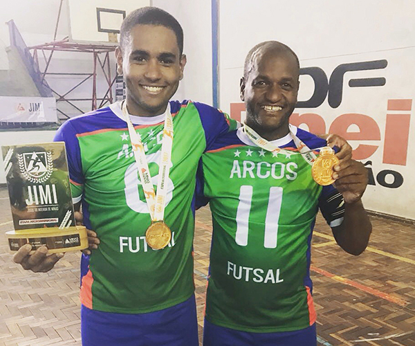 Campeões da Microrregional, pai e filho, que jogam juntos no time de Arcos, confiam na conquista de uma vaga na Etapa Estadual. (Arquivo Pessoal/Divulgação)