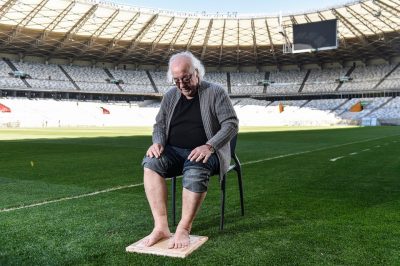 Tostão, maior jogador da história do Cruzeiro, marcando seus pés na Calçada da Fama do Mineirão - Foto: Divulgação Mineirão