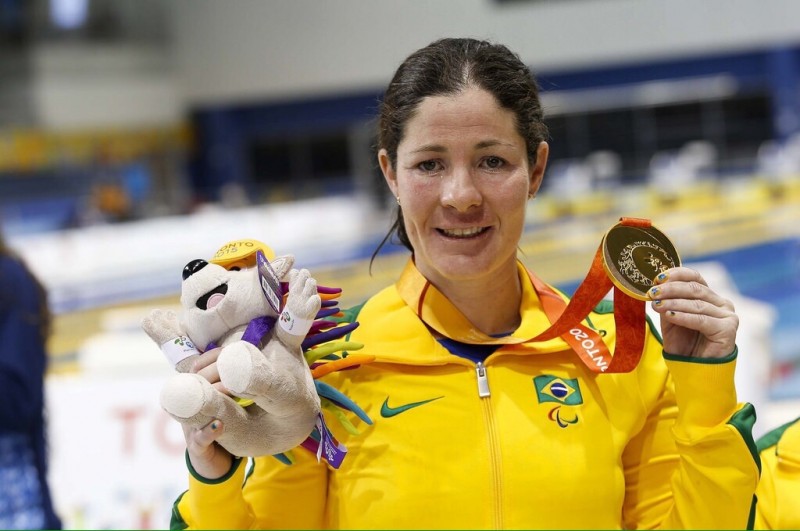Raquel Viel com a medalha de ouro dos 100m costas S12 do Parapan de Toronto 2015 (Foto: Washington Alves/MPIX/CPB)