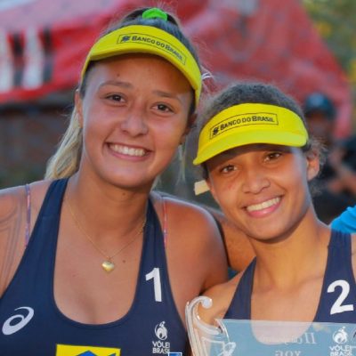 Maria Luíza (à direita), com sua parceira Thamela Coradello buscam o ouro nos Jogos Sul-americanos da Juventude. Foto: divulgação FMV