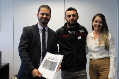 Leo, ao centro, juntamente com o Secretário de Esportes, Arnaldo Gontijo e Municipal de Cultura, Esporte, Lazer e Turismo de Arcos, Flávia Carvalho (Foto: Renata Silva/SEESP)