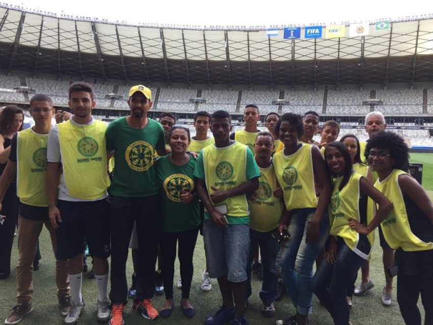 Alunos do projeto Ações Sociais Bacana Demais no Ensaio FIFA. Foto: Divulgação/Instituto Bacana Demais