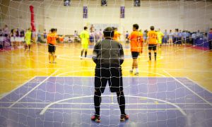 Dicas para praticar o futebol de fim de semana sem riscos