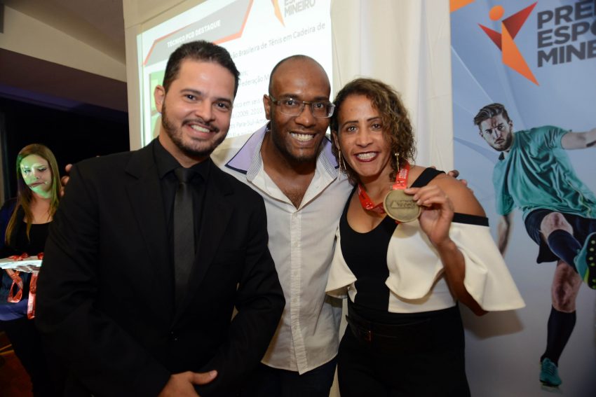A medalhista paralímpica Terezinha Guilhermina foi homenageada no Prêmio do Esporte Mineiro pelo secretário Arnaldo Gontijo. Foto: Marco Evangelista/Casa Civil