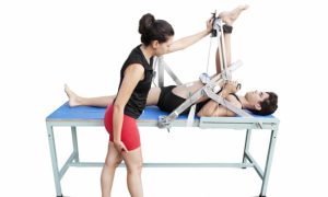 Dispositivo desenvolvido na EEFFTO fornece dados biomecânicos durante exercício de alongamento