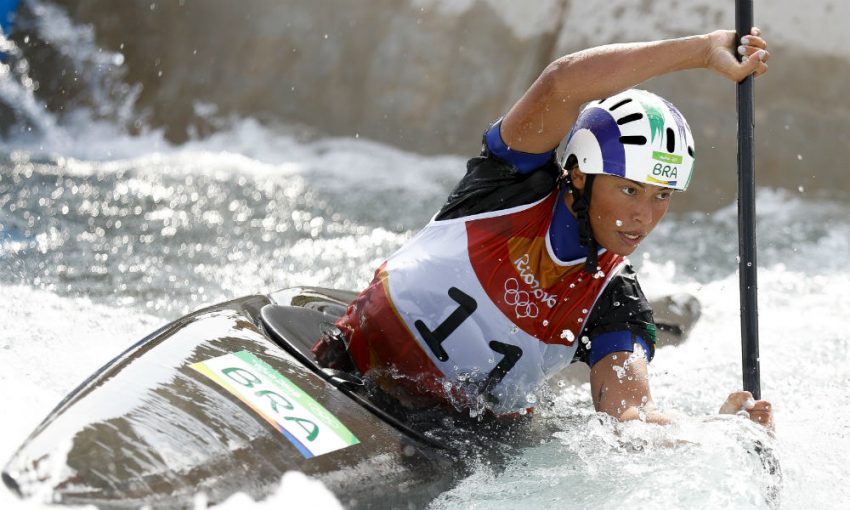 Ana Sátila fez história, tornando-se a primeira medalhista brasileira no Mundial de Canoagem Slalom, conquistando prata e bronze. Foto: Caiaque Estremo
