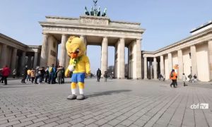 Canarinho mostra habilidade nos pontos turísticos de Berlim