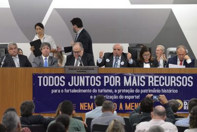 Deputados cobraram mais debates em torno do assunto antes que qualquer mudança seja feita (Foto: Daniel Protzner)