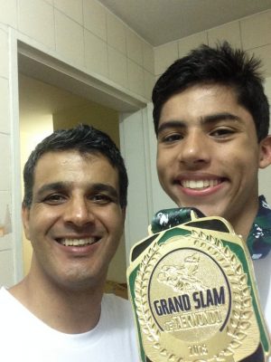 O atleta com o tio e treinador, Márcio Toledo, após a vitória no Grand Slam. (Foto: Poliana Tupinambá)
