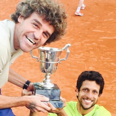 Marcelo Melo recebe Guga para comemorar o título do torneio de Roland Garros (Foto: globoesporte.com)