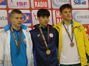 Victor Baganha (direita) com a medalha de bronze dos 100m borboleta. Crédito: Divulgação ISF
