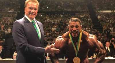 Arnold Schwarzenegger com o campeão do Arnold Sports Festival Australia Foto: Arnold Schwarzenegger official website