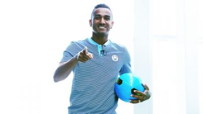 Danilo na chegada ao City Foto: Divulgação Manchester City