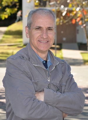 Renato Miranda chega ao terceiro livro com linguagem acessível, ultrapassando as fronteiras acadêmicas para ampliar seu alvo (Foto: Alexandre Dornelas)