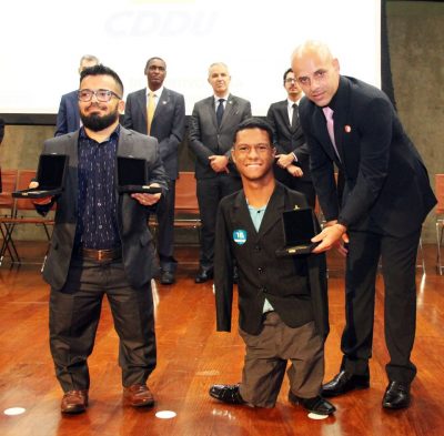 Premiação fecha um ano de 5 medalhas parapanamericanas de Gabriel ( direita). Foto: ASCOM/SEDESE